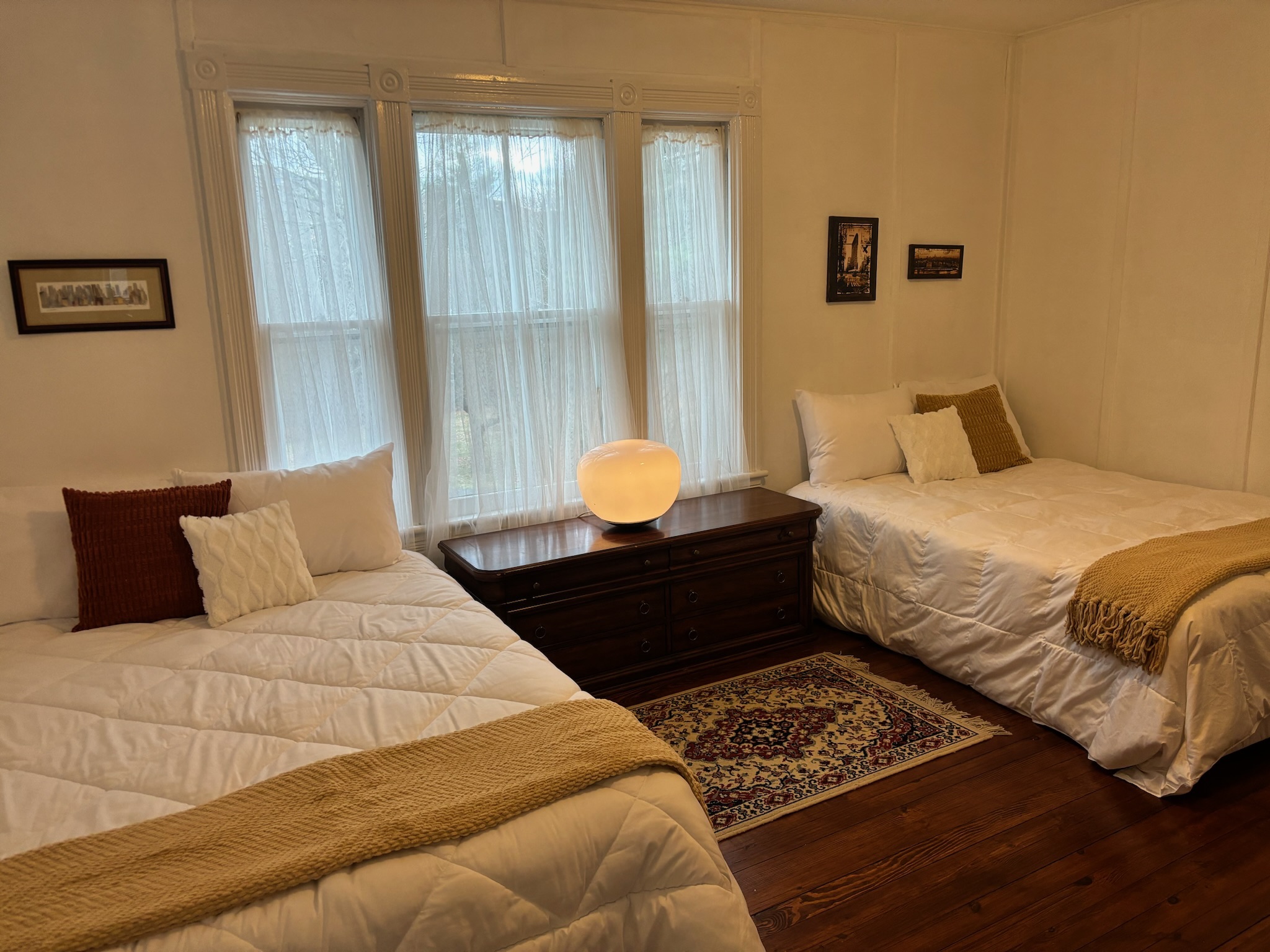 Twin double room — bay windows, Persian rug